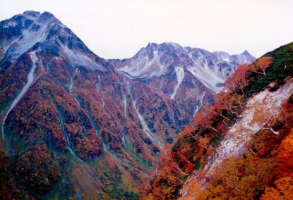 槍ヶ岳（写真右上）　涸沢パノラマコースから