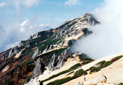 燕岳（２７６３ｍ）～風化した新期花崗岩の白い砂礫に、ハイマツの緑