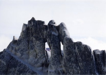 岩穴（画面中央）の向こうに見えるのが、燕山荘。