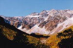 初冠雪の穂高 黄葉 青空 三段紅葉