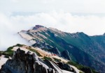 燕岳（２７６３ｍ）～風化した新期花崗岩の白い砂礫に、ハイマツの緑。遠くに見えるは、燕山荘