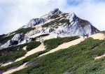 燕岳（２７６３ｍ）～風化した新期花崗岩の白い砂礫に、ハイマツの緑